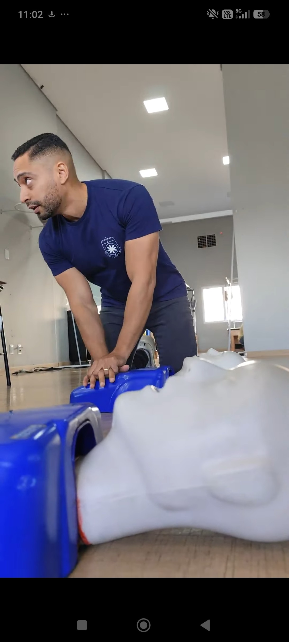 Tiago Neves realizando compressões torácicas em manequim de RCP