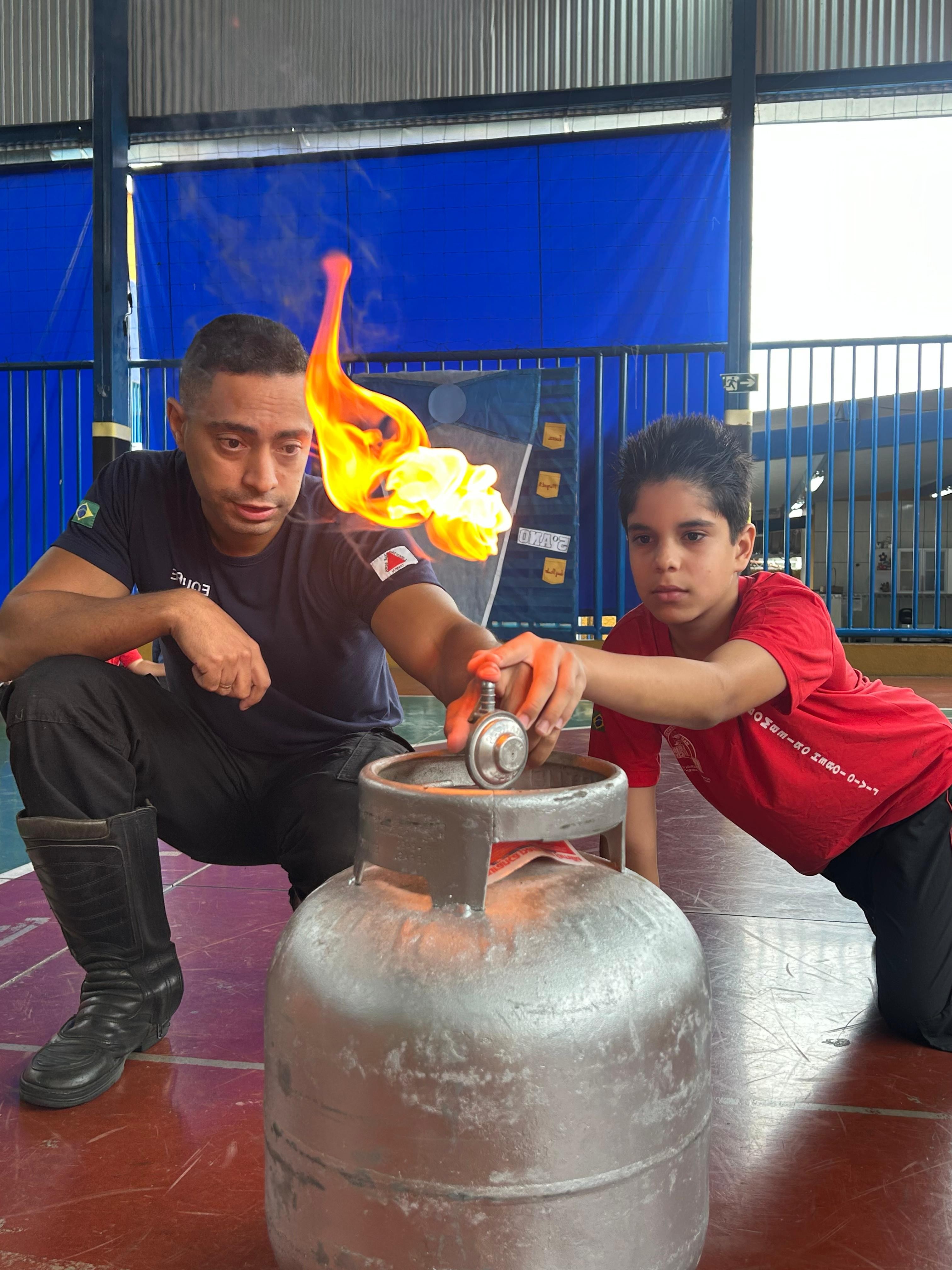Treinamento de segurança contra incêndio com botijão de gás